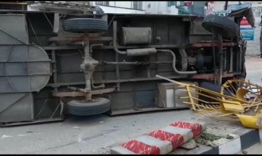 ஷூ கம்பெனி காயலான்கடை வேன் கவிழ்ந்து விபத்து! தொழிலாளர் பலி!