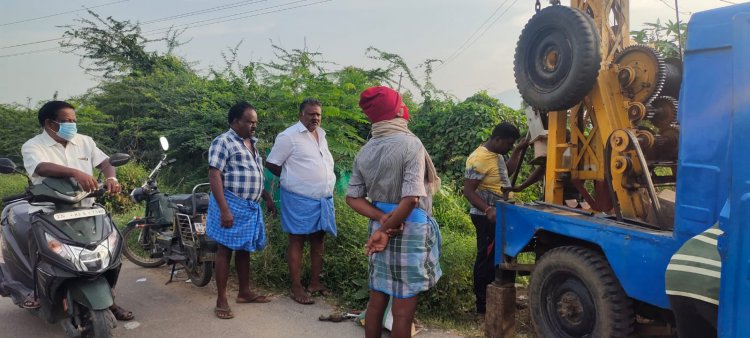 குறட்டை விடும் அரசு அலுவலர்கள்! பரிகாரம் செய்த சமூக சேவகர்!! மக்கள் பாராட்டு!!