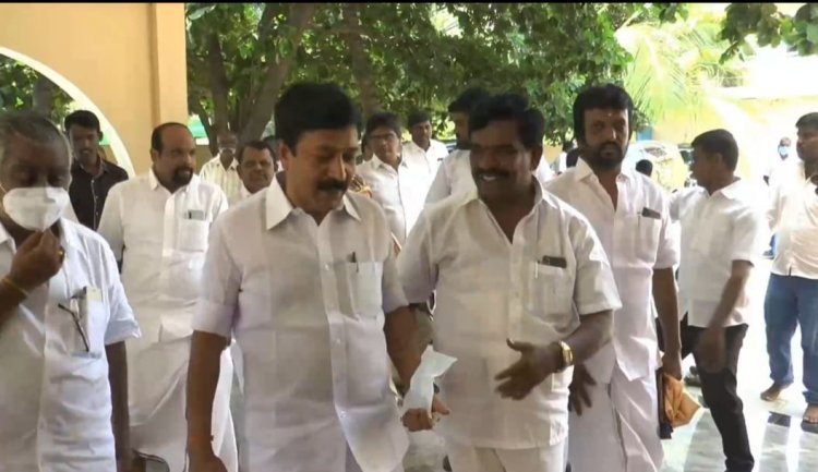 வீரமணிக்கு ஆறுதல் சொன்ன முன்னாள் அமைச்சர்கள்!