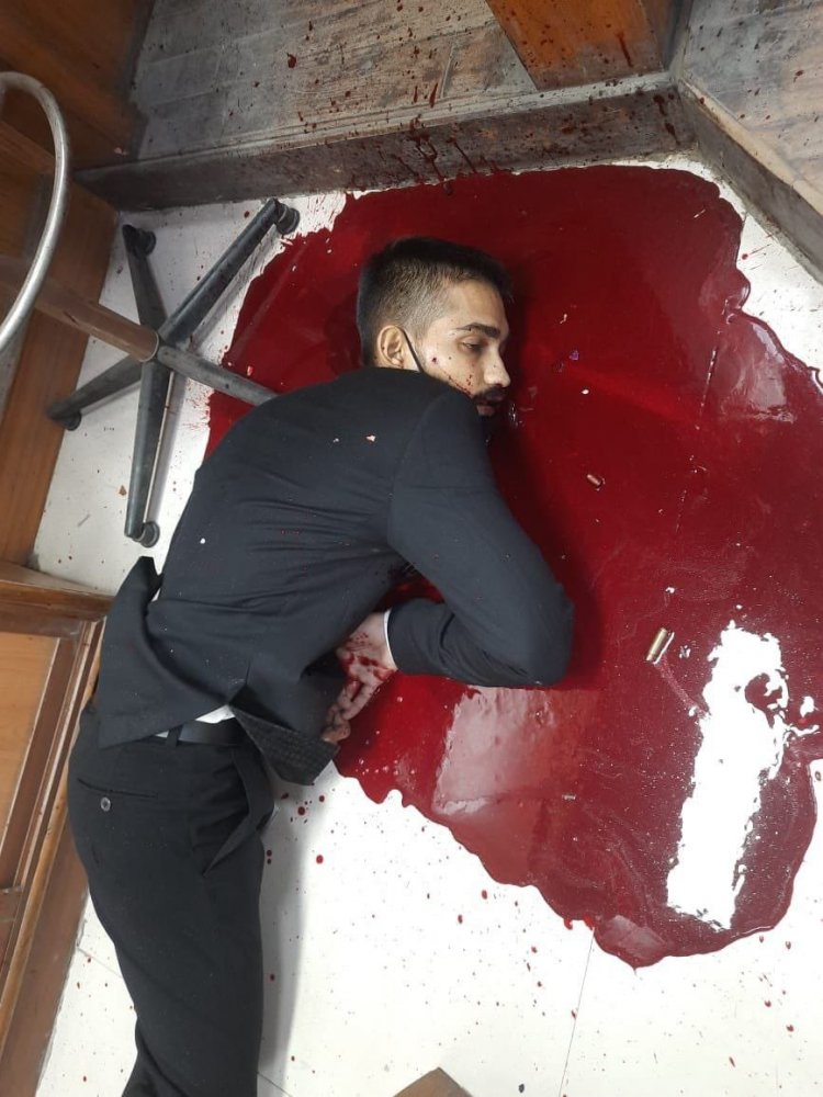 வக்கீல் உடையில் டெல்லி நீதிமன்றத்தில் கொலையாளிகள்! துப்பாக்கியில் சுட்டு நான்கு பேர் பலி!