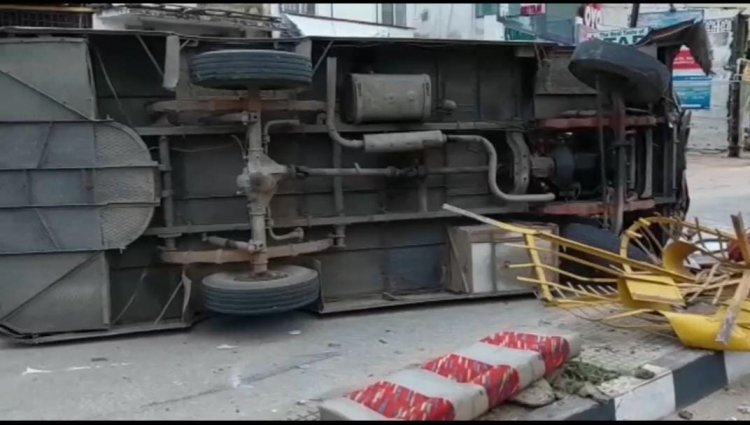 ஷூ கம்பெனி காயலான்கடை வேன் கவிழ்ந்து விபத்து! தொழிலாளர் பலி!