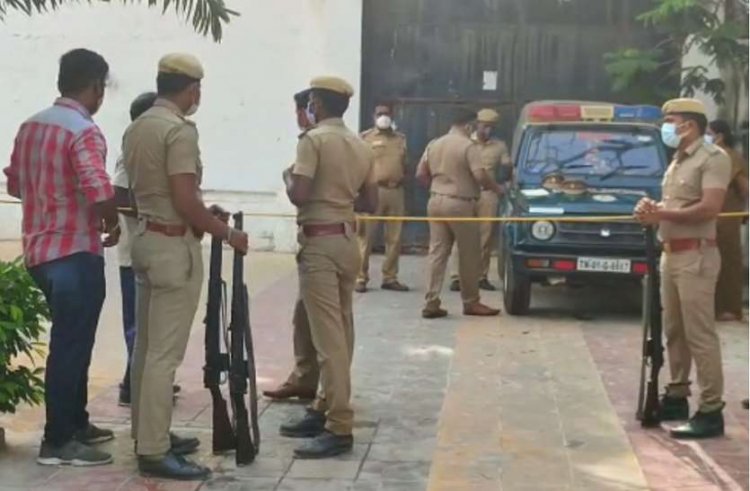 வீரமணியை நெருக்கும் வழக்கு?காப்பாற்றும் தேர்தல்!!