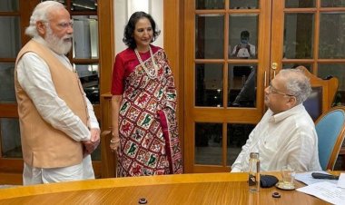 பிரதமர் மோதி வர்த்தக தொழில் அதிபர் முன்னிலையில் கைக்கட்டி நின்றது ஏன்?