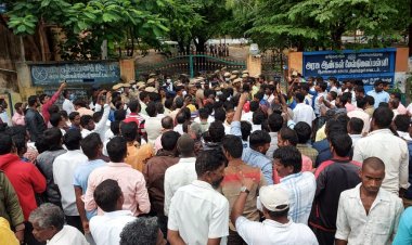 வாக்கு எண்ணும் மையத்தில் அ.தி.மு.க.வினர் அராஜகம்! போலிசாருடன் தள்ளுமுல்லு!