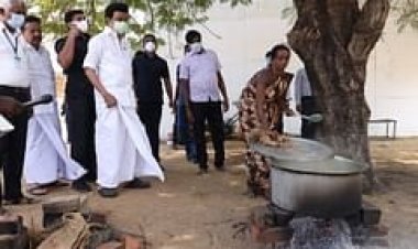 திடீரென்று பள்ளிக்கூடத்துக்குள் நுழைந்த முதலமைச்சர்!மாணவர்கள் குஷி!!