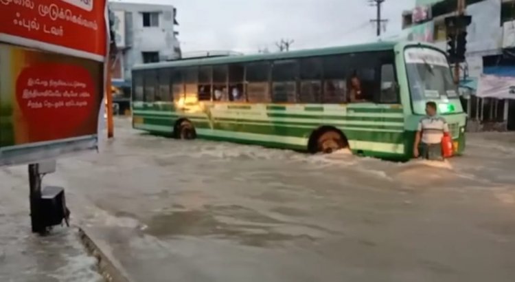 வெள்ளக்காடாக மாறிய பள்ளிப்பாளையம்!