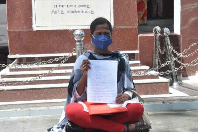 நுண்ணறிவு போலிஸ் மீது நடவடிக்கை கோரி பெண் தர்ணா!