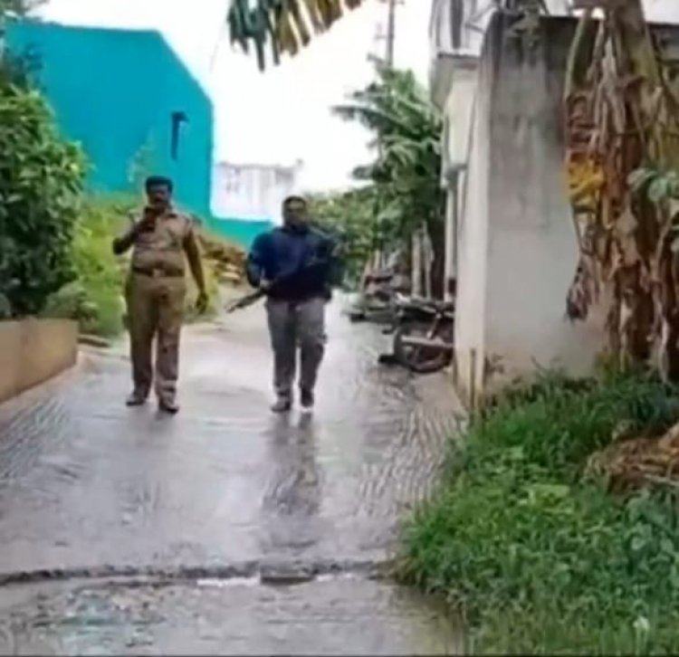 கறுப்புக் கொடிகளை சின்சியராக அகற்றிய போலிசார்!