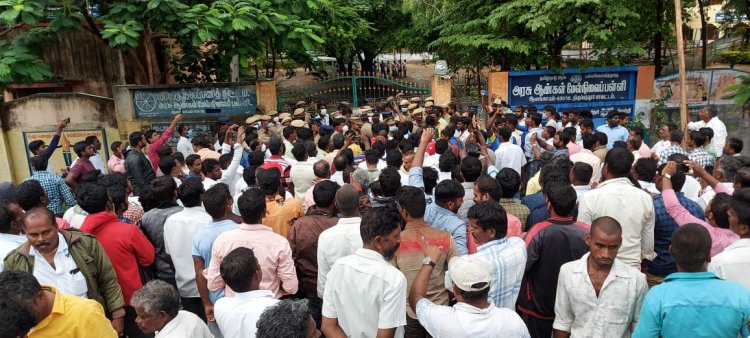 வாக்கு எண்ணும் மையத்தில் அ.தி.மு.க.வினர் அராஜகம்! போலிசாருடன் தள்ளுமுல்லு!