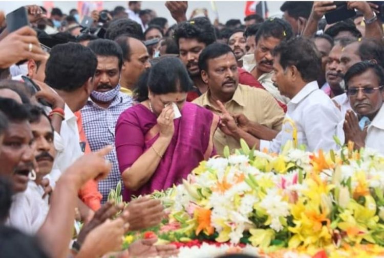 ஐந்து வருட பாரத்தை ஜெயலலிதாவிடம் இறக்கிவிட்டேன்:-சசிகலா! செயற்கை பில்டப்:-ஜெயக்குமார்!