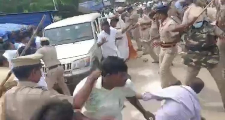 ஆளுங்கட்சியினர் மோதலால் காவல் துறையினருக்கு தர்ம சங்கடம்! ஒன்றியக்குழு சேர்மன் பதவிக்கு ரேஸ்! தடியடி கலாட்டாவில் முடிந்த பதவியேற்பு!
