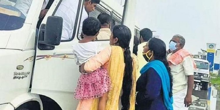 பொள்ளாசி பாலியல் குற்றவாளிகளை உறவினர்களிடம் பேச வைத்த ஏழு போலிசார் சஸ்பெண்டு!