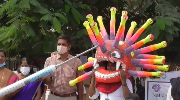 மெகா சைஸ் "கொரோனா ஊசி டிராமா"வை ரசித்த கலெக்டர்!
