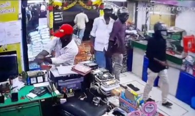 பட்டாகத்தியால் வெட்டி வீரலட்சுமி சூப்பர் மார்க்கெட் சேதம்!   