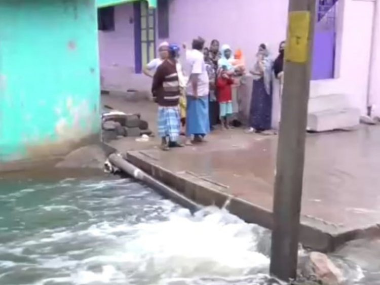 ஏரி நீர் வரத்தால் மாடிகளில் தஞ்சம் புகுந்த மக்கள்!