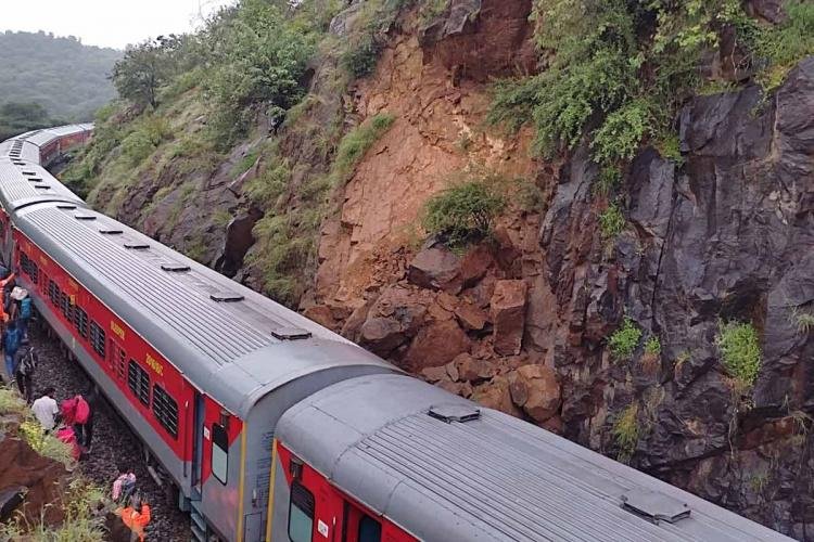 ரயில் பெட்டிகள் மீது பாறாங்கற்கள் விழுந்து விபத்து!