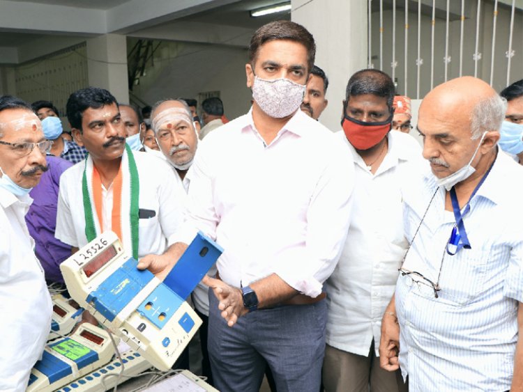 ஒட்டு போடும் மிஷினை ஆய்வு செய்த கலெக்டர் குமாரவேல்பாண்டியன்!