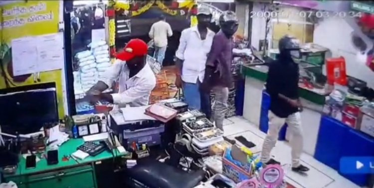 பட்டாகத்தியால் வெட்டி வீரலட்சுமி சூப்பர் மார்க்கெட் சேதம்!