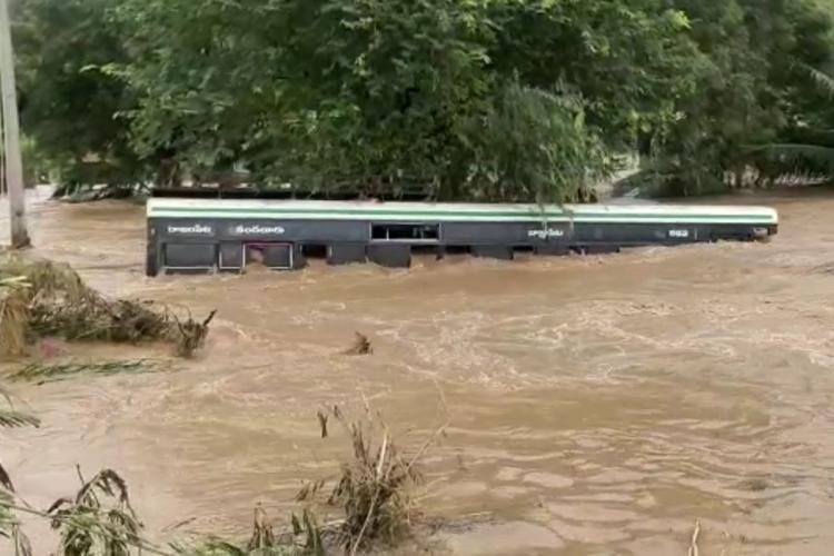 பேருந்து மூழ்கி 12 க்கும் மேற்பட்டோர் பலி! பலர் காணவில்லை!