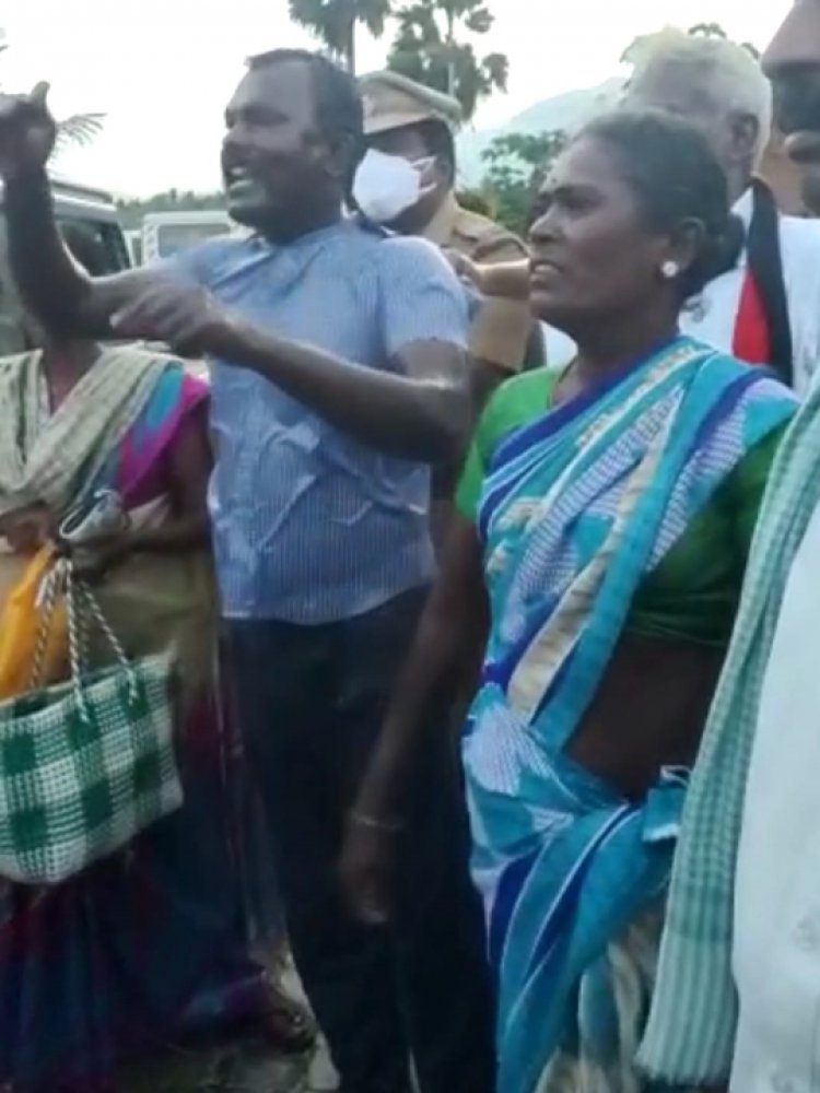 சொத்தை அபகரிக்க மிரட்டும் திமுக எம்.பி!கலெக்டர் முன்னிலையில் தீக்குளிக்க முயன்ற காவலர்! இராஜபாளையத்தில் பரபரப்பு!