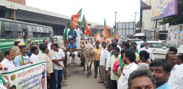 தமிழக அரசு பெட்ரோல் வரியை குறைக்கனும்! பாஜகவின் மாட்டுவண்டி ஆர்பாட்டம்!