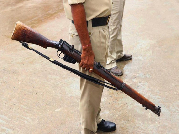 நடக்கவே முடியலை துப்பாகியை எங்கு தூக்குவது!
