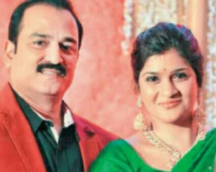 நடிகர்களிடம் பலானதை பேசி ரூ200 கோடி அபேஸ்! பெண் கைது!