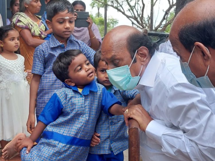 குழந்தைகளை கொஞ்சிய அமைச்சர் எ.வ.வேலு!