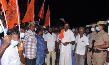 பெண்களை முடக்கிப் போட்ட போலிஸ்!கோவில் அருகே கட்சிக் கொடி? இந்து முன்னணியினர் ஆர்பாட்டம்... கைது!!
