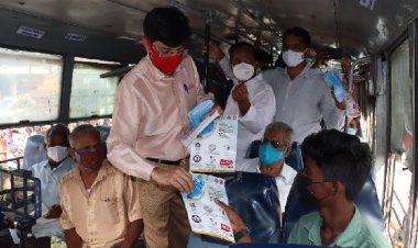 பஸ்ஸில் ஏறி துண்டு நோட்டிஸ் கொடுத்த ஐ.ஏ.எஸ்.ஆபிசர்!