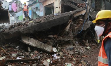 சீட்டுக்கட்டு போல் சரிந்த மாடி குடியிருப்புகள்! அதிர்ஷ்டவசமாக தப்பித்த மக்கள்!!