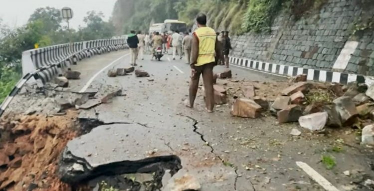 தேவுடா... திருமலையில் 13 இடங்களில் நிலச்சரிவு!