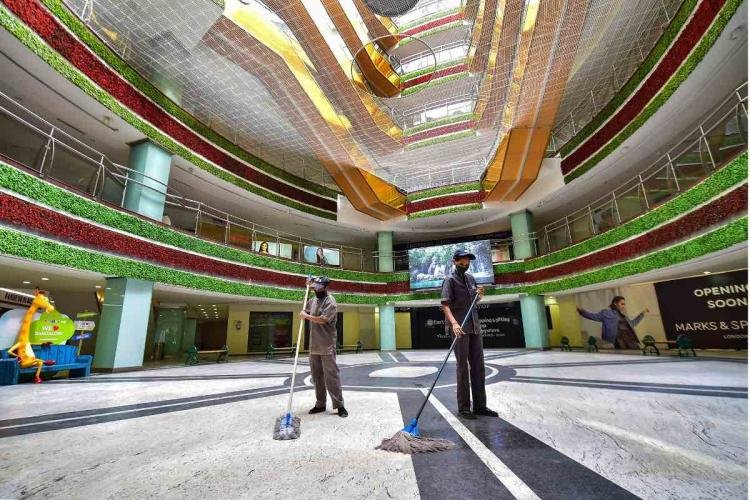 ஓமிக்ரான் பீதி..கர்நாடகாவில் கட்டுபாடுகள் துவக்கம்! அமைச்சர் பேட்டி!!