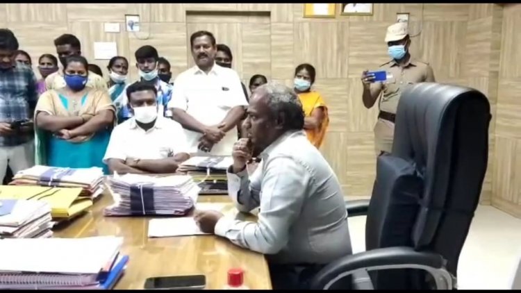 போராட்டத்தில் ஈடுபட்ட மக்களுக்கு வாத்தியாராக மாறிய ராணிப்பேட்டை மாவட்ட ஆட்சியர்!