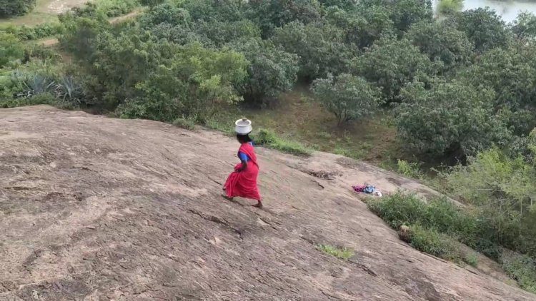 பாறைகளின் மீது வாழும் இருளர் இன மக்கள்! அலுவலர்கள் கண்டு கொள்வார்களா?
