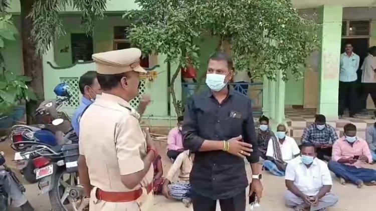 காவல் துறையினர் மற்றும் பிடிஓவை எதிர்த்து திமுக வழக்கறிஞர் ஆர்பாட்டம்!