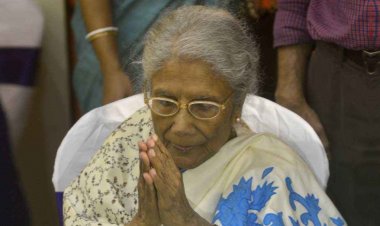 இந்த வயசுல ...விருது வேண்டாம் போங்கப்பா! மேற்கு வங்க பிரபலங்களின் ஜர்க்!!