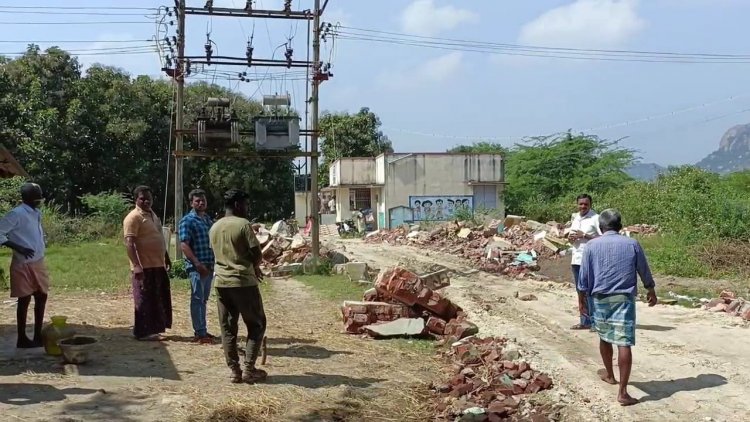 அரசு இடத்தை ஆட்டையை போட்ட முன்னாள் தலைவர்! பொது பணிகள் செய்ய முடியாமல் சிக்கல்!