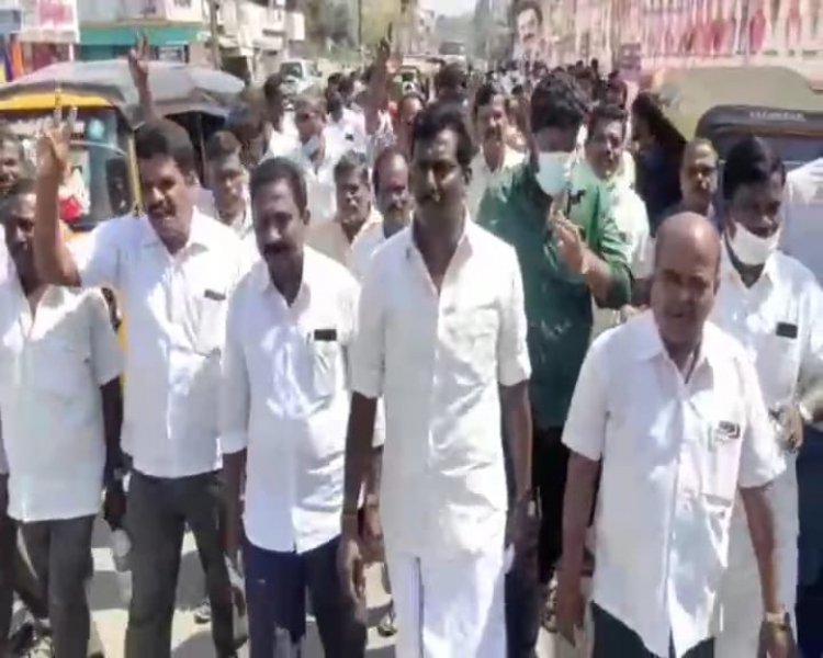 பொதுமக்களுக்கு இடையூறாக திமுக பேனர்கள்!அதிமுகவினர் கலாட்டா!