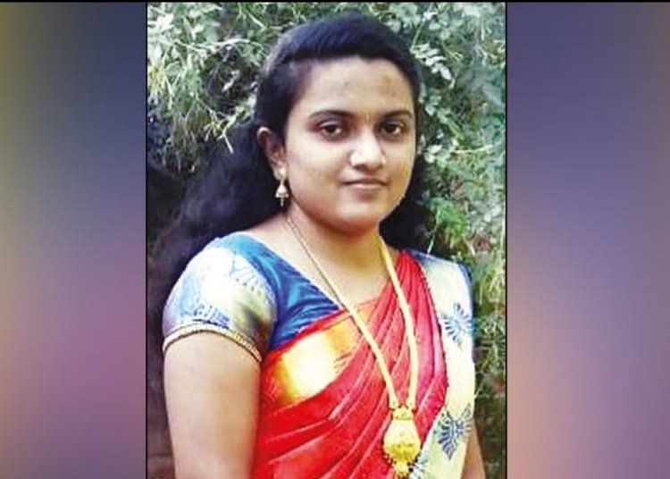 மணம் கசந்த காதல்! உயிரை மாய்த்துக் கொண்ட பேராசிரியை!