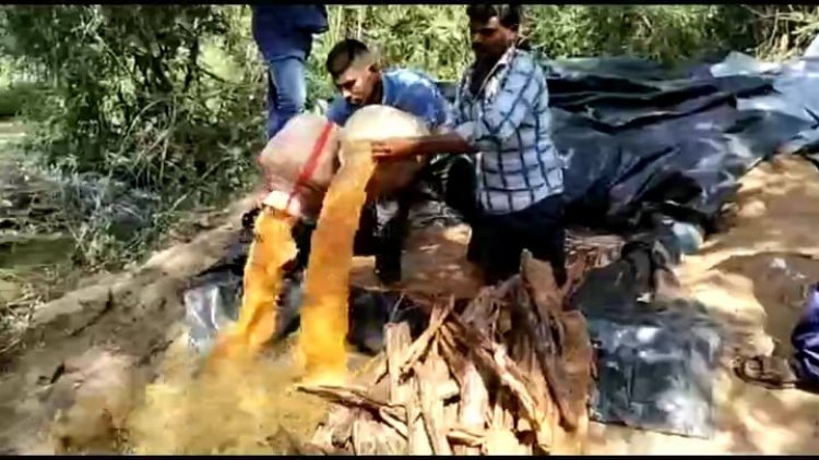 டி.ஐ.ஜி. உத்தரவின் பேரில்- கள்ளச் சாராயத்தை அழித்த போலிசார்!