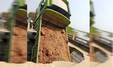 பாலத்தில் சொறுகிக் கொண்டகொண்ட லாரி!