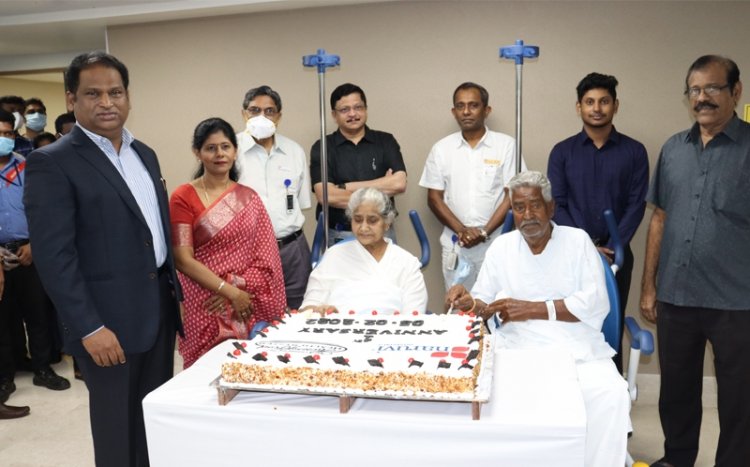 வேலூர் நறுவீ மருத்துவமனை!நோயாளிகளுடன் கேக் வெட்டி முதலாண்டு விழா கொண்டாட்டம்!