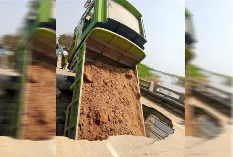 பாலத்தில் சொறுகிக் கொண்டகொண்ட லாரி!