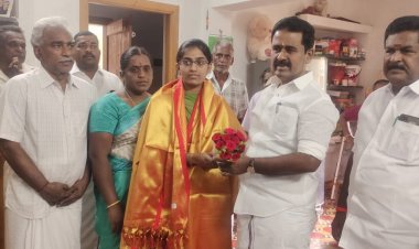 உக்ரைனிலிருந்து திரும்பிய மாணவிக்கு முன்னாள் அமைச்சர் காமராஜ் வரவேற்பு!