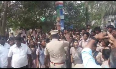 பள்ளிக்கு போதிய ஆசிரியர்கள் இல்லாததால் மாணவர்கள் சாலை மறியல்!