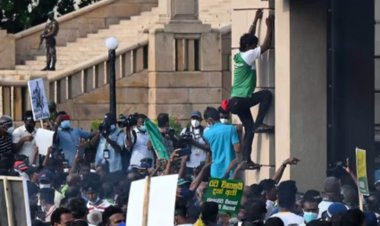 ரொட்டித் துண்டுக்கு அல்லாடிக் கொண்டிருகும் இன வெறி இலங்கை! ஏன் இந்த பஞ்சம் முழு விவரம்!!