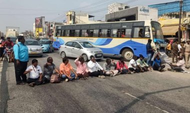 பத்திரிகையாளர்கள் சாலை மறியல்! மறைமுக தேர்தலை செய்தி எடுக்க தடை போட்டதால் கோஷம்!