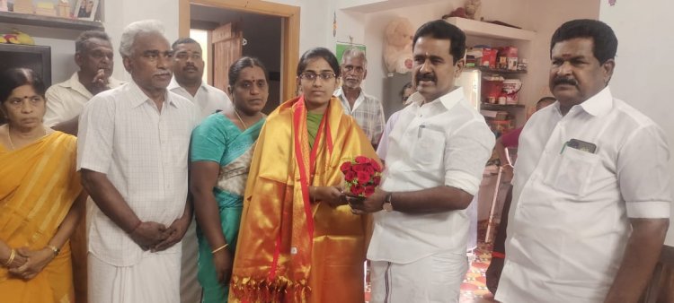 உக்ரைனிலிருந்து திரும்பிய மாணவிக்கு முன்னாள் அமைச்சர் காமராஜ் வரவேற்பு!