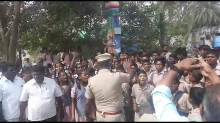 பள்ளிக்கு போதிய ஆசிரியர்கள் இல்லாததால் மாணவர்கள் சாலை மறியல்!
